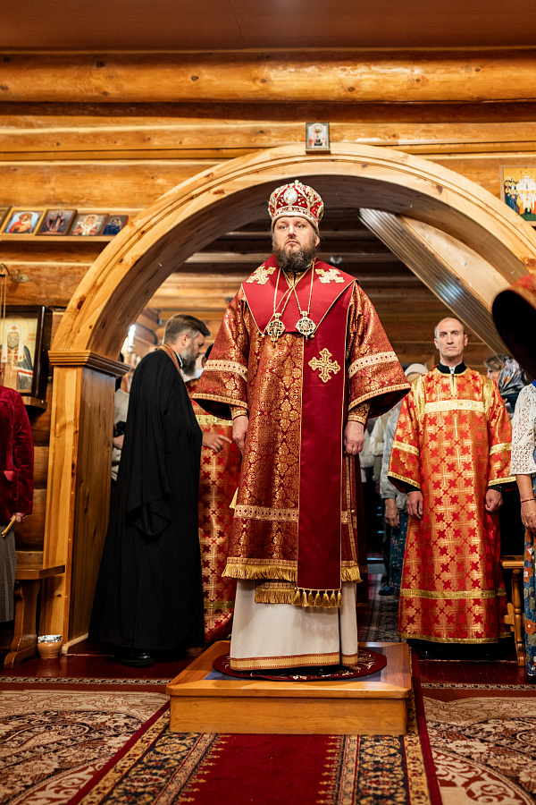 Божественная литургия в храме царственных страстотерпцев деревни Плещеево г.о. Подольск